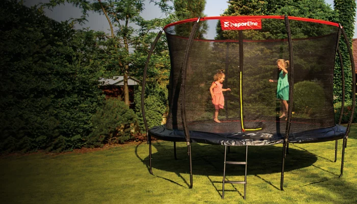 Trampoliny z siatką zabezpieczającą