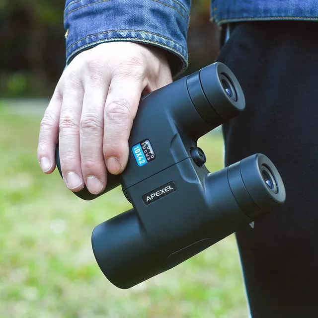 Lornetka Apexel 10x42 AutoFocus ∙ autofokus ∙ powłoki antyrefleksyjne ∙ pryzmat BAK4 ∙ pole widzenia 101 m/1000 m ∙ waga 595 g ∙ aluminiowa obudowa z gumą