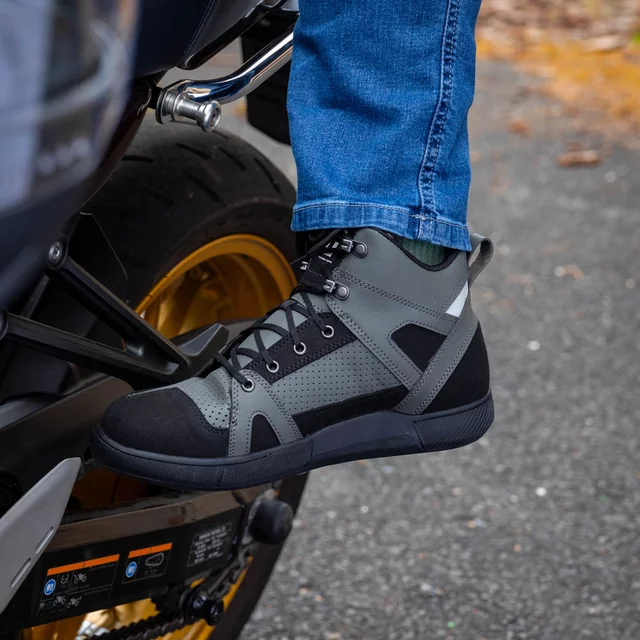 Buty motocyklowe męskie W-TEC Milwook ∙ skóra zamszowa ∙ membrana wodoodporna ∙ ochrona kostek ∙ oddychające - Szaro-czarny