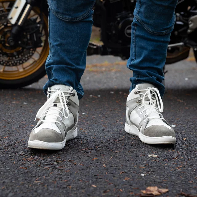 Buty motocyklowe W-TEC Arimes ∙ męskie ∙ wysoka cholewka ∙ ochrona kostek i pięt ∙ idealne na miasto ∙ antypoślizgowe - Biały szary