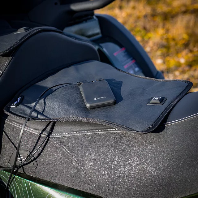 Nakładka grzewcza na siedzenie motocyklowe W-TEC HEATsaddle ∙ 3 poziomy grzania ∙ karbonowe włókna ∙ zasilanie USB ∙ 45-65°C ∙ antypoślizgowa