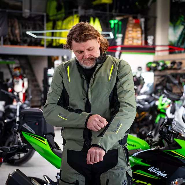 Kurtka motocyklowa W-TEC Karmal ∙ z membraną wodoodporną ∙ wypinana wkładka termiczna ∙ regulacja dopasowania ∙ wentylacja ∙ elementy odblaskowe