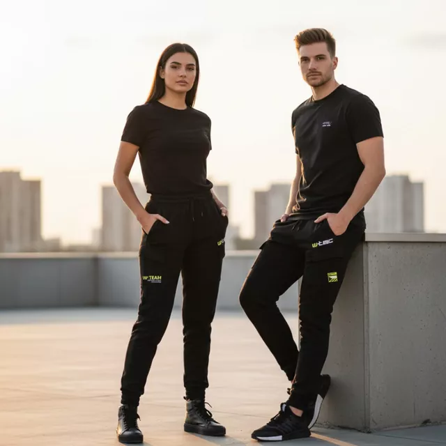 Spodnie dresowe unisex W-TEC Signature ∙ krój cargo ∙ praktyczne kieszenie ∙ gumowy pas ∙ miękki materiał ∙ idealne na trening i relaks - Czarny
