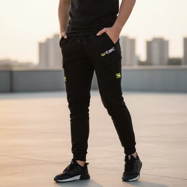 Spodnie dresowe unisex W-TEC Signature ∙ krój cargo ∙ praktyczne kieszenie ∙ gumowy pas ∙ miękki materiał ∙ idealne na trening i relaks - Czarny - Czarny