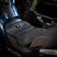 Nakładka grzewcza na siedzenie motocyklowe W-TEC HEATsaddle ∙ 3 poziomy grzania ∙ karbonowe włókna ∙ zasilanie USB ∙ 45-65°C ∙ antypoślizgowa