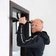 Drążek drzwiowy inSPORTline DCB100 ∙ długość 91 cm ∙ kompaktowy montaż ∙ nośność 110 kg ∙ 3 kąty chwytu