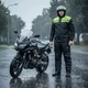 Płaszcz przeciwdeszczowy motocyklowy W-TEC Nowet ∙ lekki ∙ elementy odblaskowe ∙ regulowane mankiety ∙ siateczkowa podszewka ∙ chowany kaptur