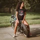 Koszulka damska Black Heart Bike Girl ∙ bawełna ∙ nadruk motocyklowy ∙ krótki rękaw ∙ okrągły dekolt - Czarny